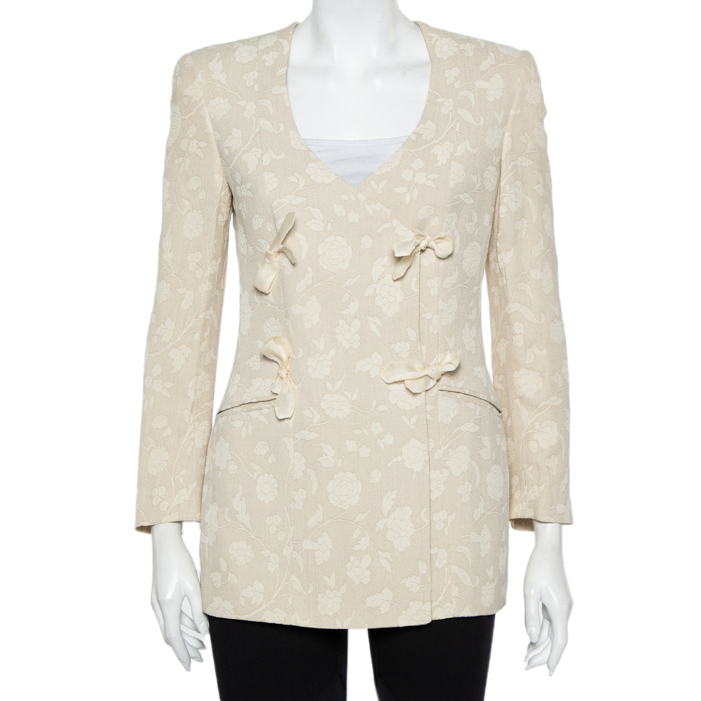 Grab attention by wearing this Vintage blazer from Giorgio Armani. This comfortable and stylish cream blazer is designed in a simple style with tie details on the front floral pattern all over and long sleeves. Use this appealing and posh creation to flaunt your stylish look.