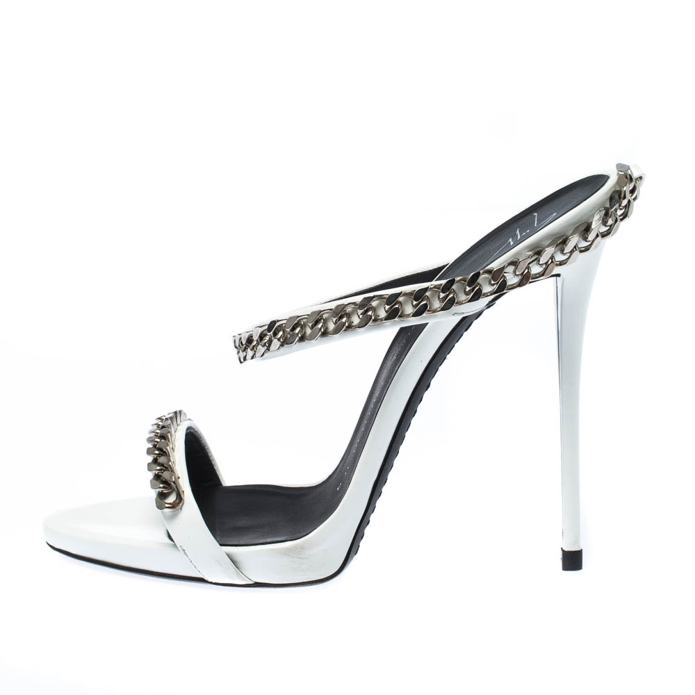 

Giuseppe Zanotti White Patent Leather Chain Detail Strappy Sandals Size