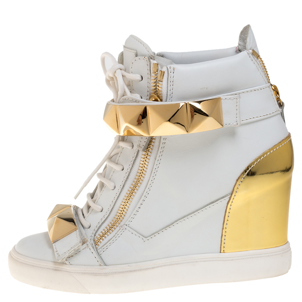 

Giuseppe Zanotti White/Gold Leather Gold Pyramid Studded Sneaker Size