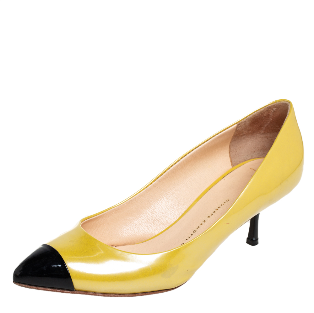 The perfect blend of luxury and elegance these pumps from Giuseppe Zanotti come crafted from yellow patent leather. Designed with black cap toes and endowed with comfortable insoles their 6.5 cm heels add the perfect finishing touch to their gorgeous appeal
