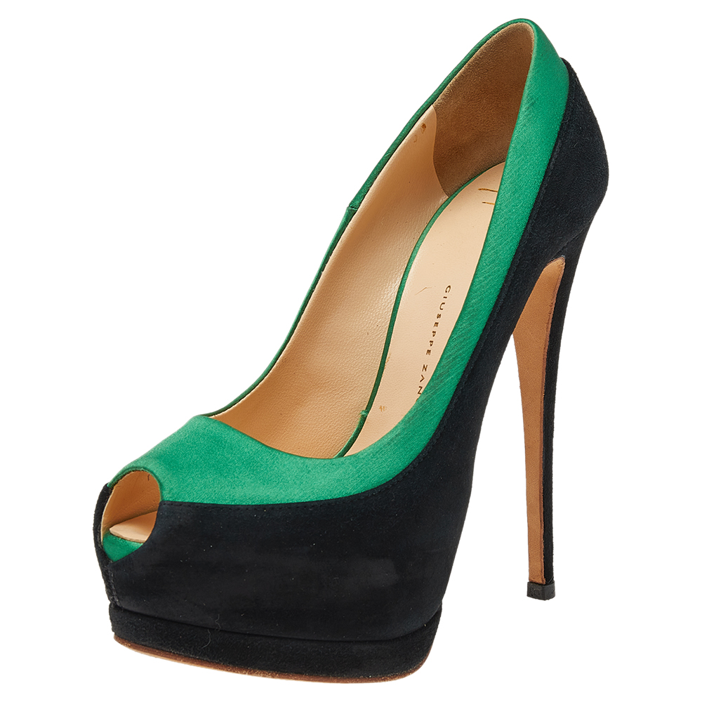 Displaying a beautiful design through a contrast of black suede and green satin Giuseppe Zanotti manages to elevate the simple pumps into a statement making pair. The pumps feature peep toes platforms and 13.5 cm heels.