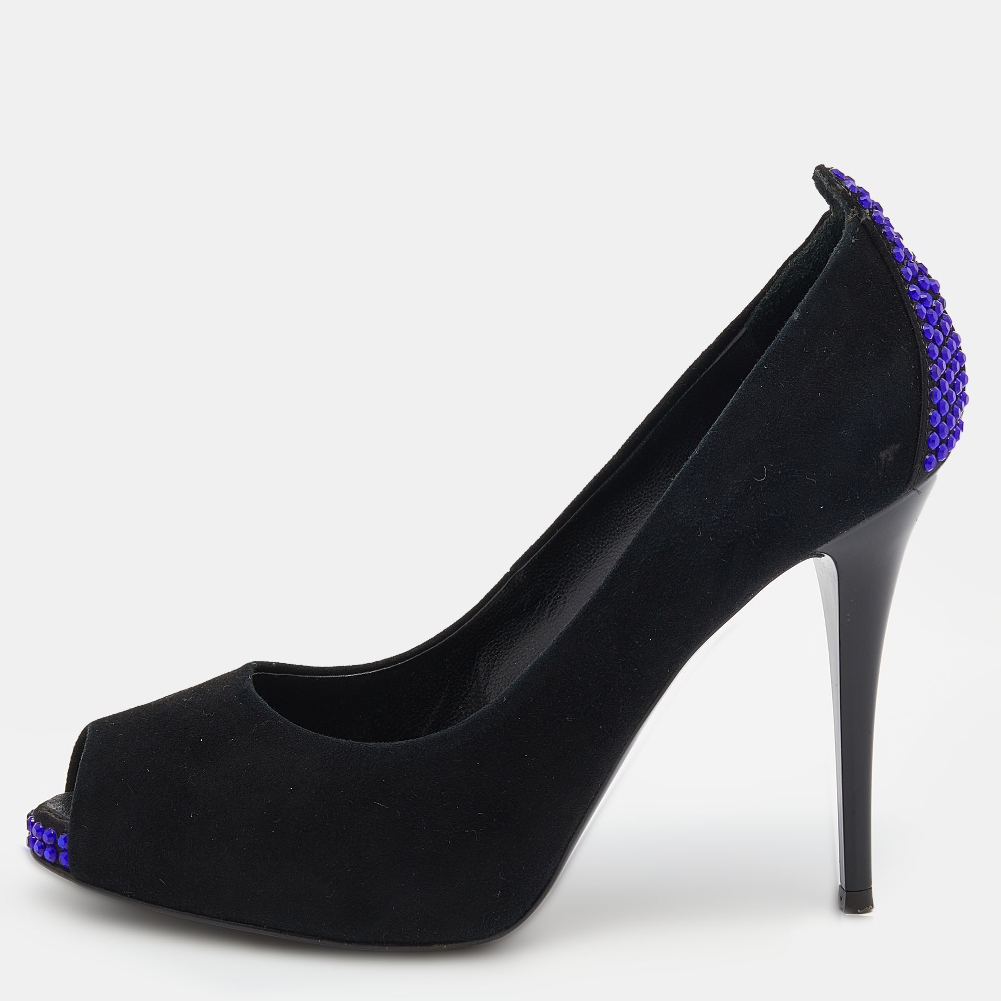 These curvaceous Giuseppe Zanotti pumps are a timeless wardrobe staple. Crafted from luxurious material they feature well lined insoles that offer endless comfort.