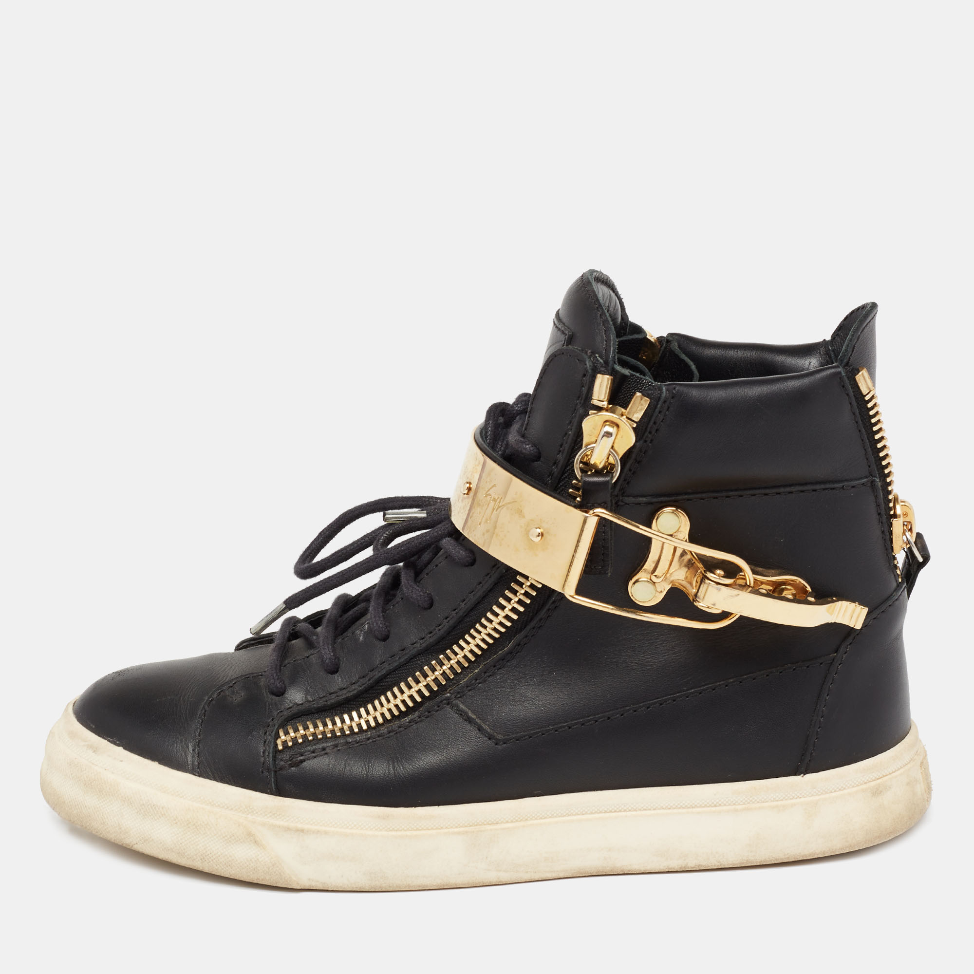 These Coby sneakers from Giuseppe Zanotti will bring you never ending trendiness and contemporary style They are made from black gold leather into a high top silhouette. They are adorned with lace up and zipper fastenings and gold tone hardware. Sport a trendy style with these sneakers