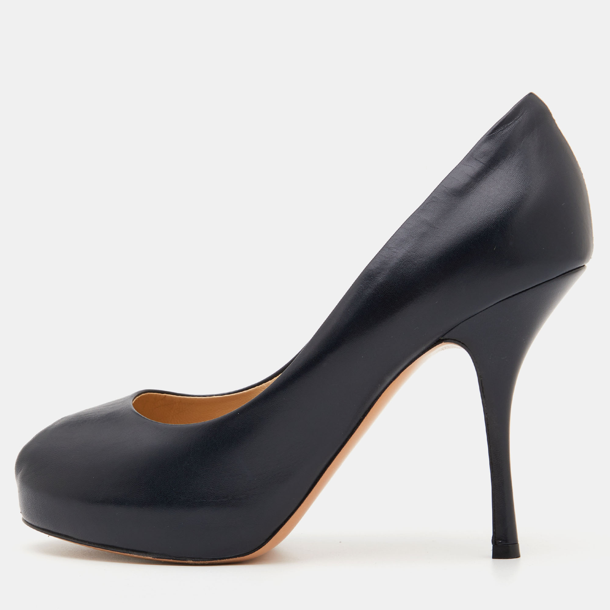You can never go wrong with these stunning Giuseppe Zanotti pumps. Crafted in Italy they are made of leather in a shade of black and styled with peep toes 11 cm heels and low platforms.