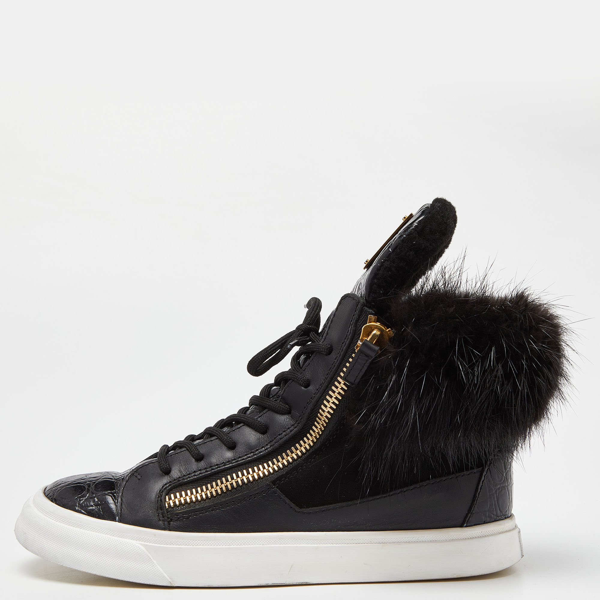 Elevate your footwear game with these Giuseppe Zanotti sneakers. Combining high end aesthetics and unmatched comfort these sneakers are a symbol of modern luxury and impeccable taste.