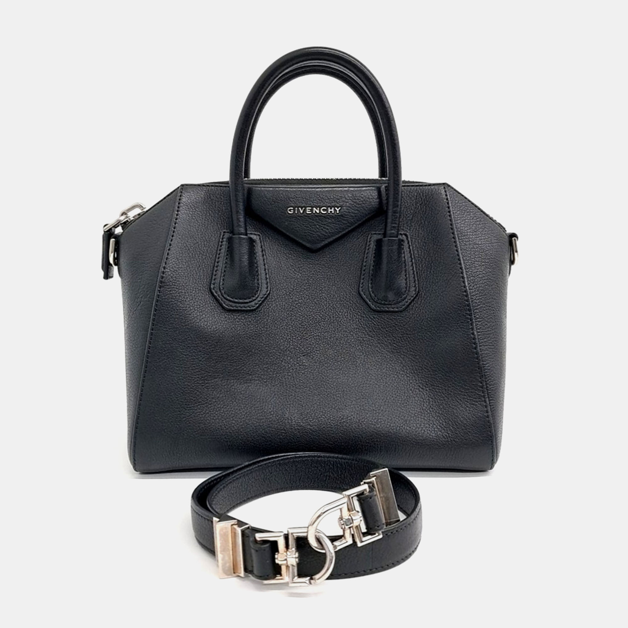 

Givenchy Black Leather Antigona Small bag