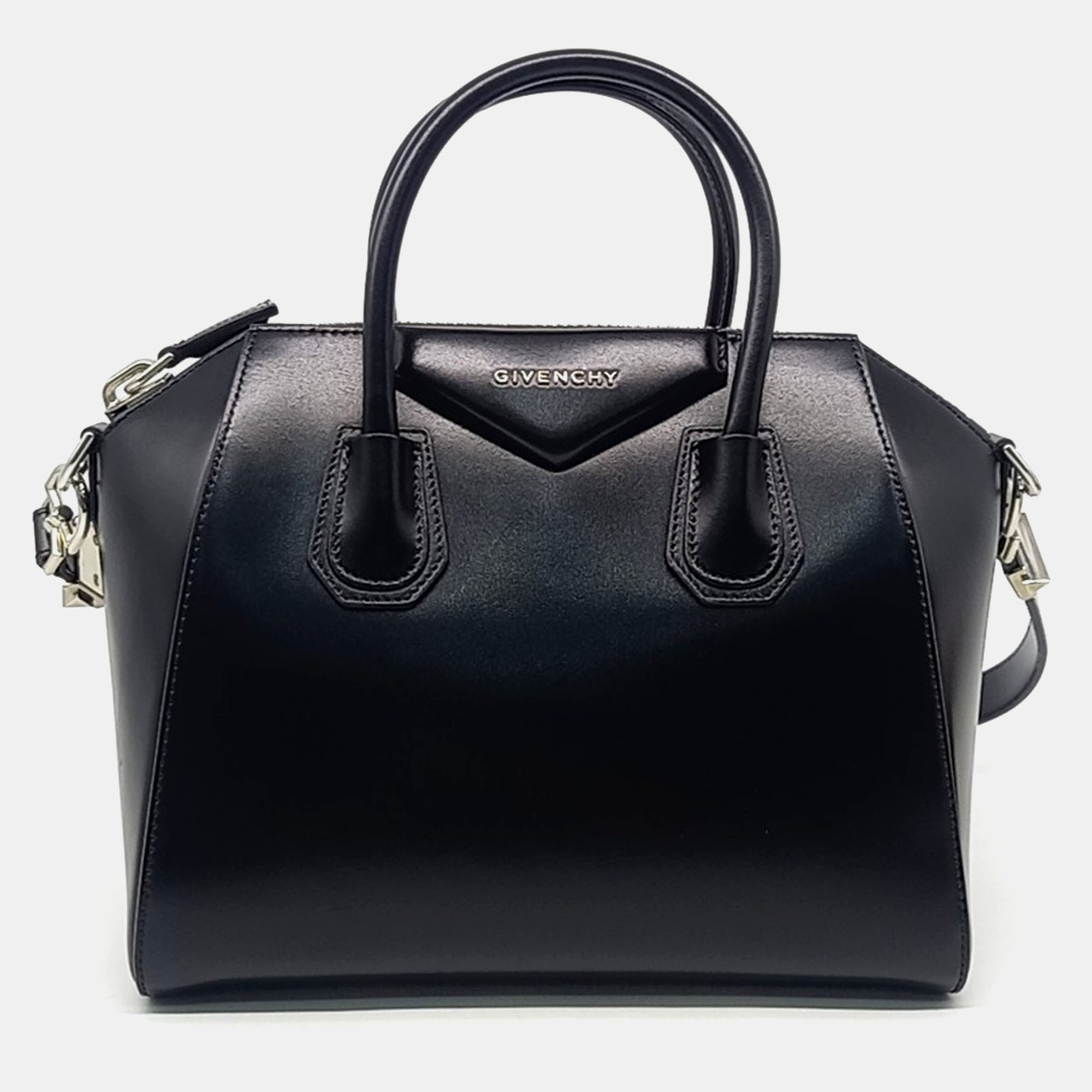 

Givenchy Black Leather Antigona Small bag
