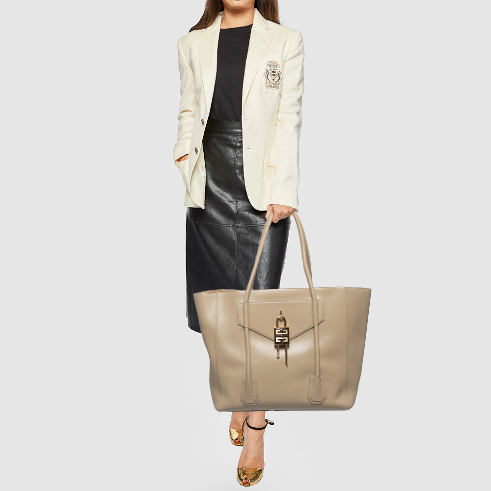 

Givenchy Beige Soft Leather Antigona Lock Tote