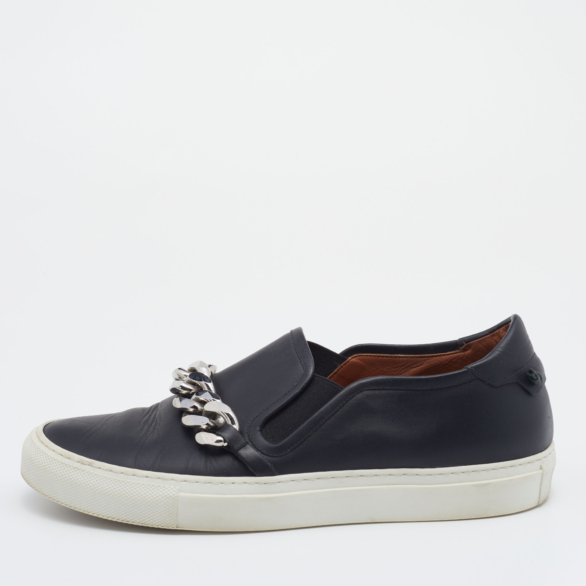 Grant your feet the ultimate comfortable experience with these sneakers from Givenchy They are crafted from black leather with a chain detail embellishing the vamps. They showcase an easy slip on feature. Add these sneakers to your collection and appear stylish every time you wear them.