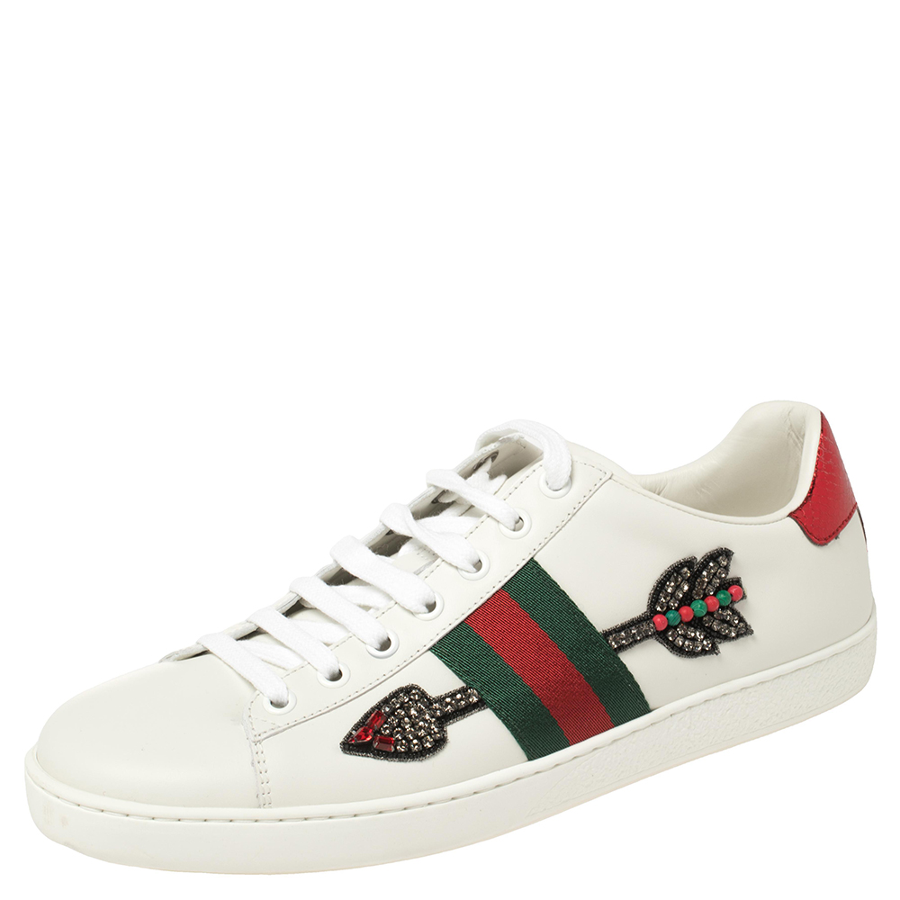 مملوكة مسبقًا حذاء رياضي غوتشي أيس جلد أبيض عنق منخفض مزخرف بحلية سهم مقاس 38.5