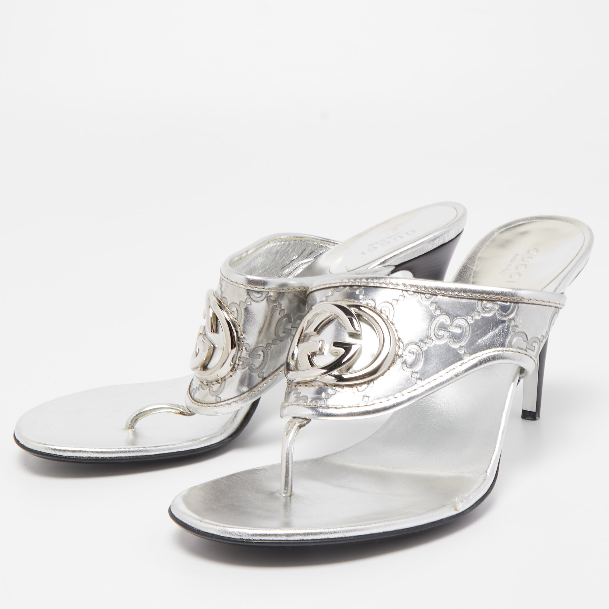 

Gucci Silver Guccissima Leather Interlocking G Thong Sandals Size