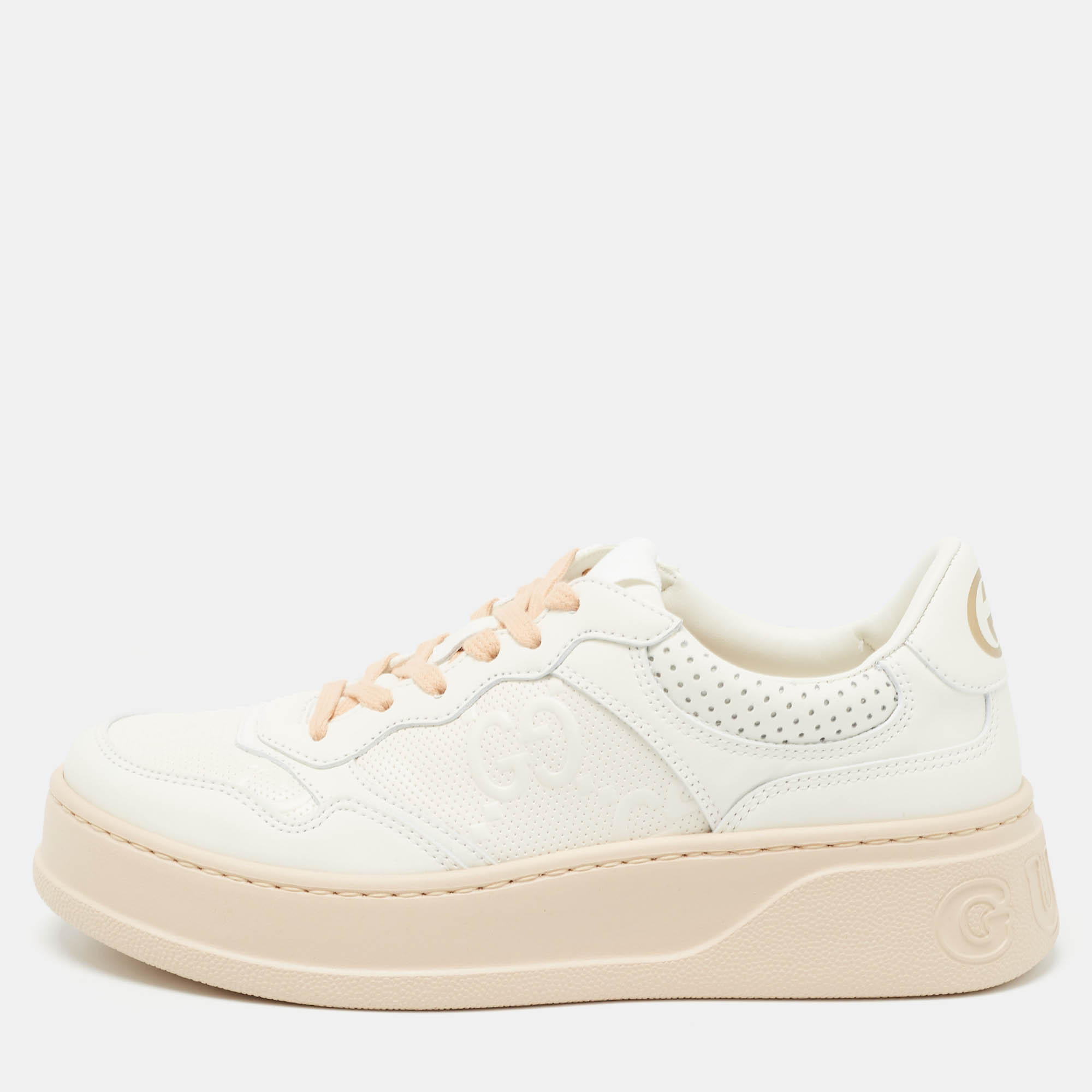 Give your outfit a chic update with this pair of Gucci white sneakers. The creation is sewn perfectly to help you make a statement in them for a long time.