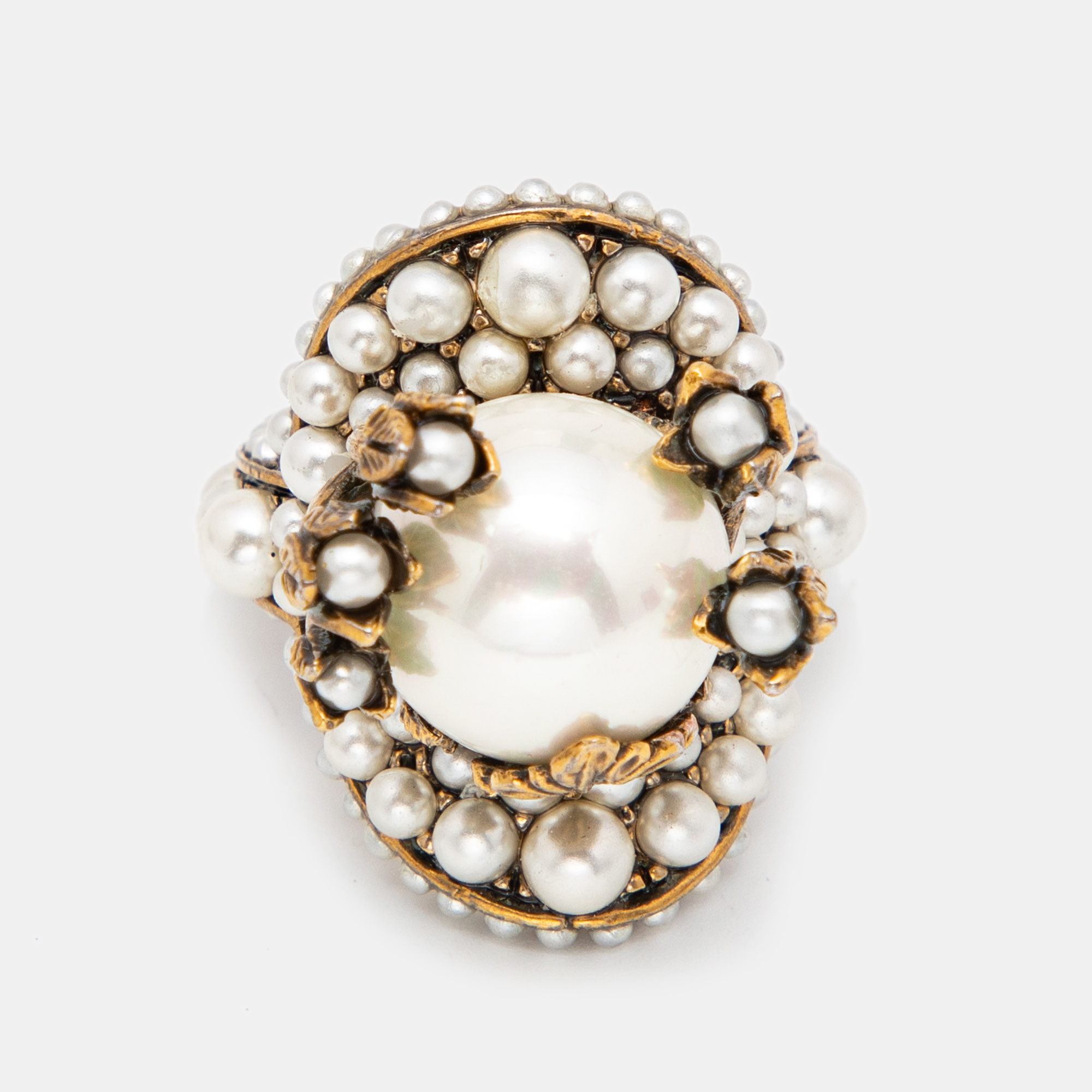 

Gucci Faux Pearl Flower Gold Tone Ring Size