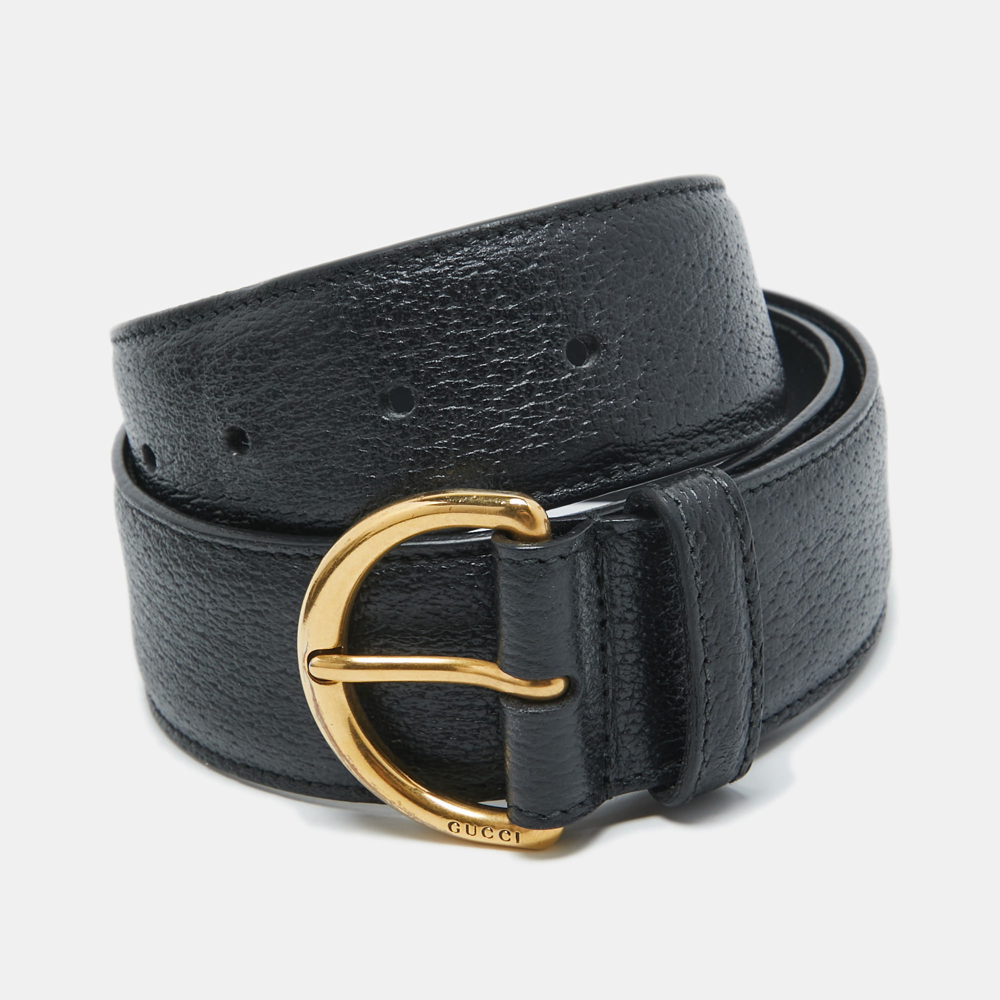 With a refined design this Gucci belt is a must have accessory. The brand detailed buckle adorns the front and it has a length of 70cm. Made from leather it is adorned with gold tone accents.