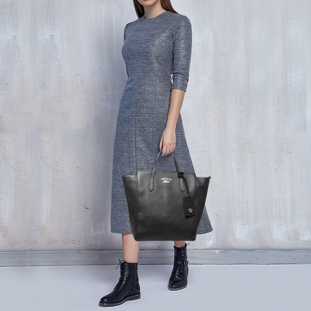

Gucci Black Leather Medium Swing Tote