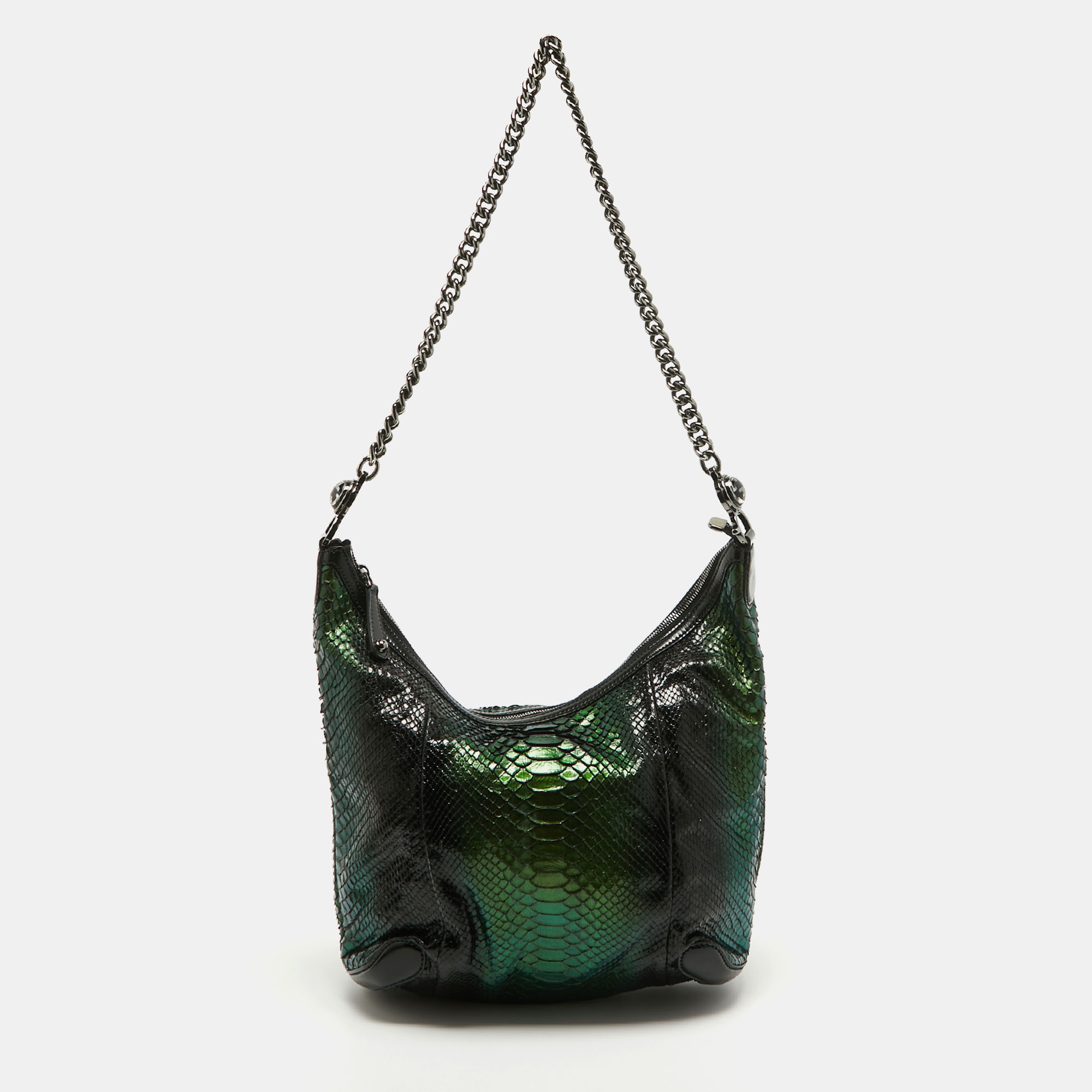 This Gucci hobo is a result of blending high crafting skills with a practical design. It arrives with a durable exterior completed by luxe detailing. It is an accessory that you can count on.