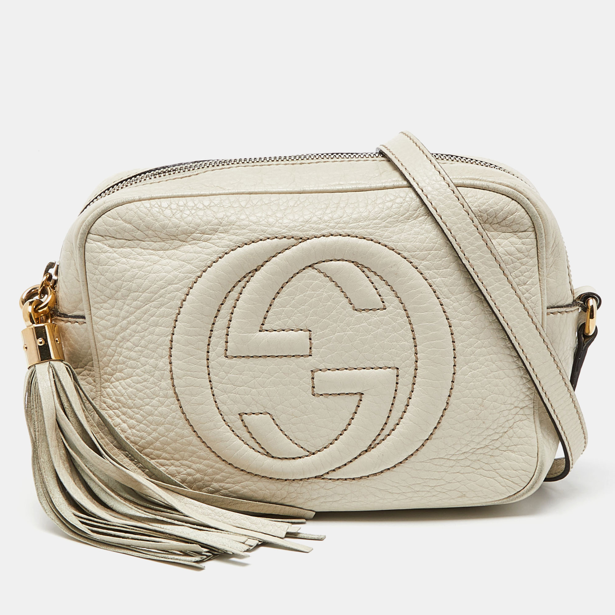 Ideal for both evening and daytime outings this Soho Disco bag by Gucci deserves to be in your closet. Made from leather the exterior features brand logo on the front and the interior is secured by a zip closure. The bag features a tassel detailing and suspends from a slender shoulder strap.