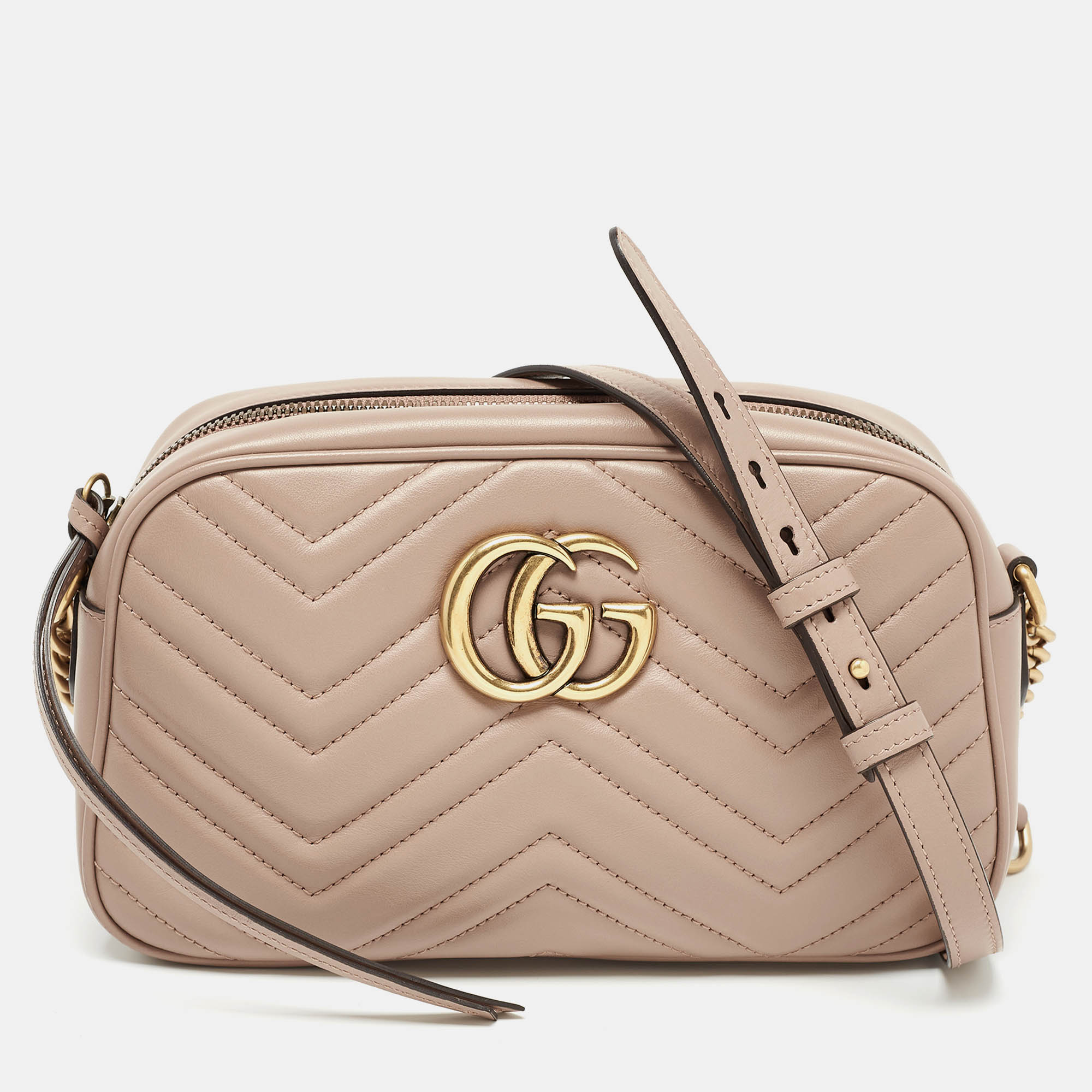 Indulge in luxury with this Gucci GG Marmont bag. Meticulously crafted from premium materials it combines exquisite design impeccable craftsmanship and timeless elegance. Elevate your style with this fashion accessory.