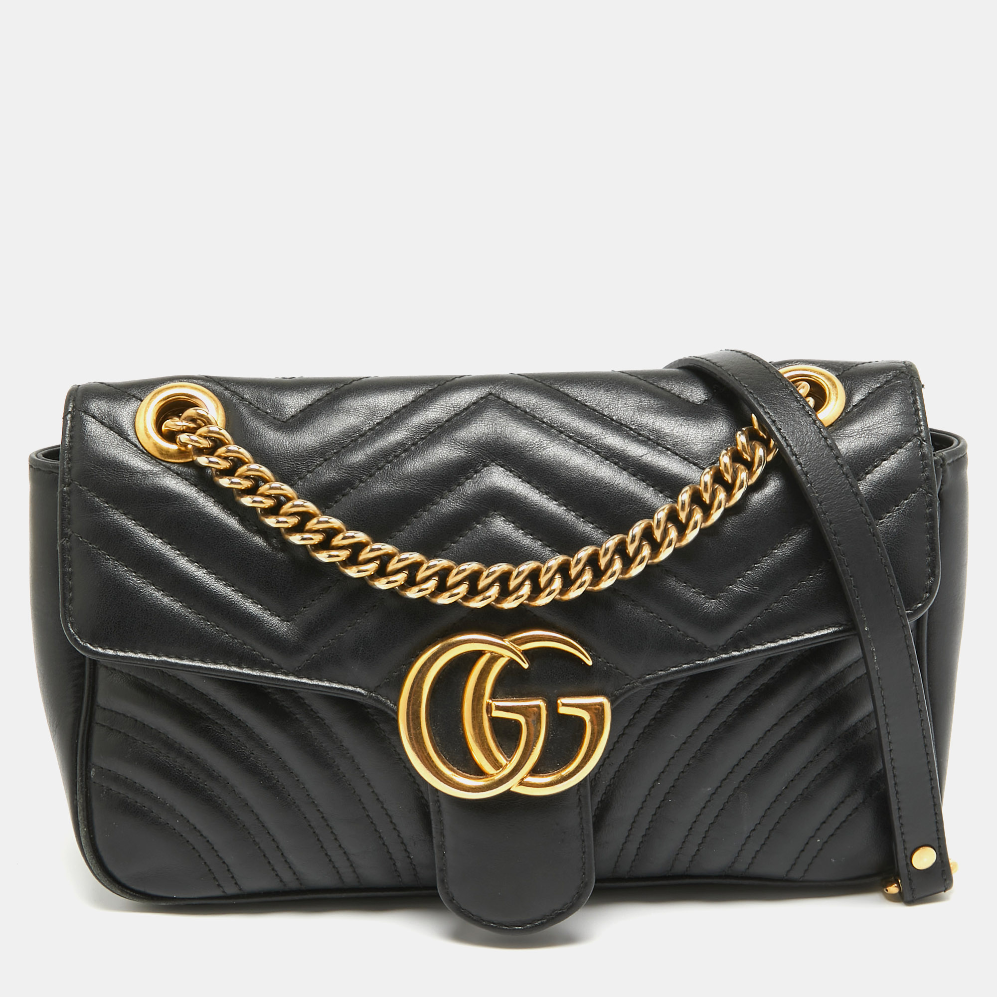 Innovative and sophisticated this Gucci Marmont bag evokes a sense of classic glamour. Finely crafted from matelassé leather it gets a luxe update with a GG motif on the front and features an Alcantara lined interior. The chain leather shoulder strap enables you to carry it in a stylish way and the gold tone accents make it undeniably chic.