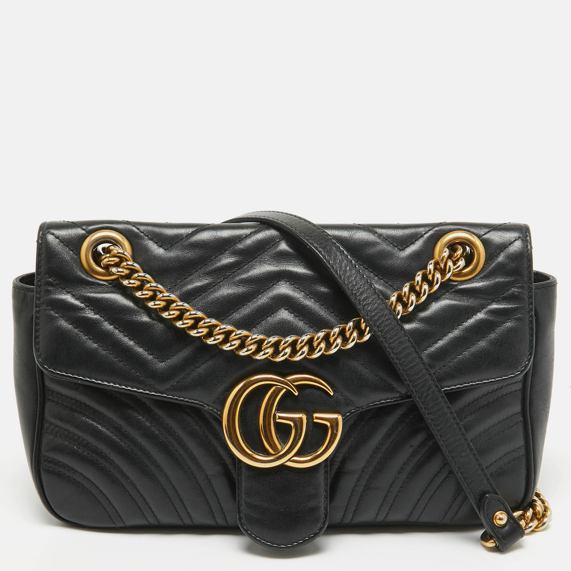Innovative and sophisticated this Gucci Marmont bag evokes a sense of classic glamour. Finely crafted from matelassé leather it gets a luxe update with the interlocking GG motif on the front and features a well sized interior. The chain strap enables you to carry it in a stylish way and the gold tone accents make it undeniably chic.