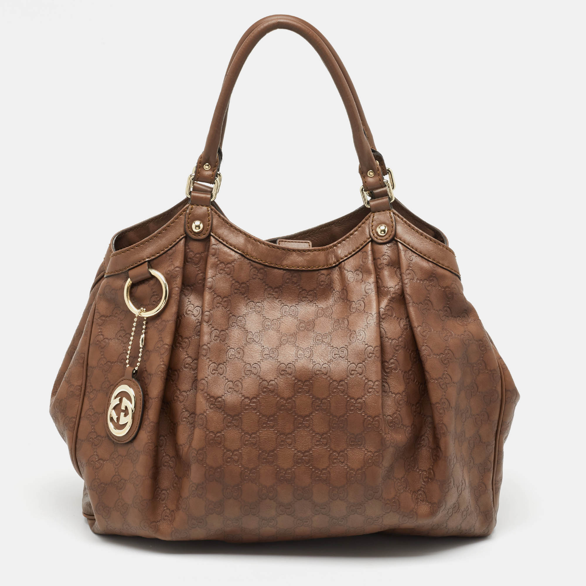 Enriched with signature details this Sukey tote from Gucci will impress with its charming and elegant appeal. It comes crafted from Guccissima leather with top dual handles a branded charm and gold tone hardware. Lined with fabric its spacious interior makes it an ideal everyday accessory.