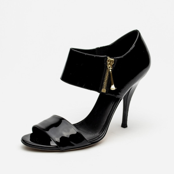 مملوكة مسبقًا Gucci Black Patent 'Drew' Sandals Size 40