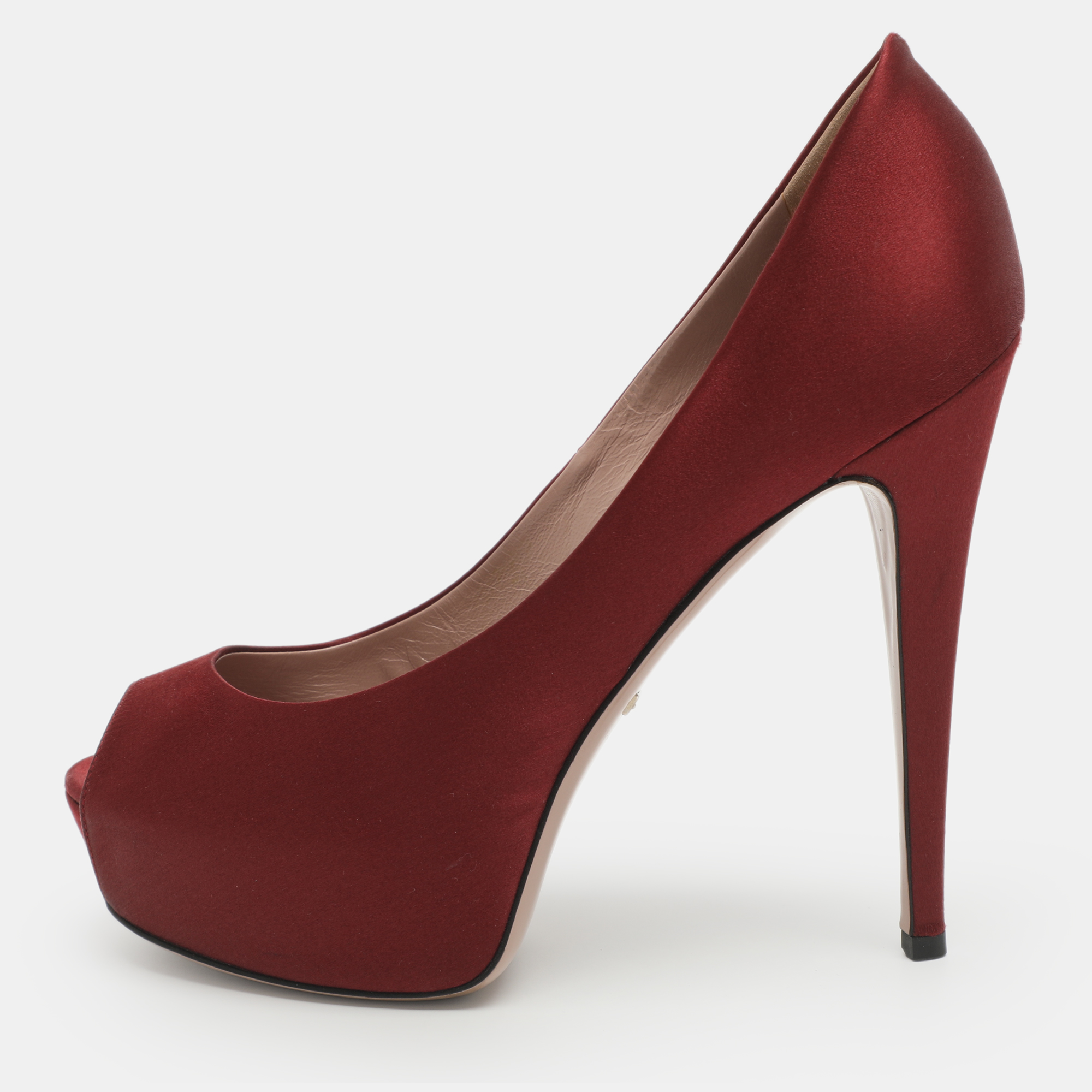 

Gucci Size 39 Red Satin Peep Toe Pumps