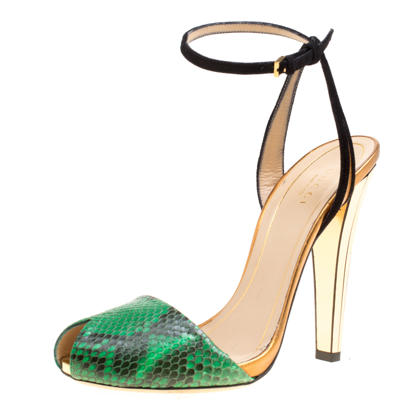 مملوكة مسبقًا صندل غوتشي مقدمة مفتوحة سيور كاحل سويدي مع جلد نقش ثعبان أخضر مقاس 38