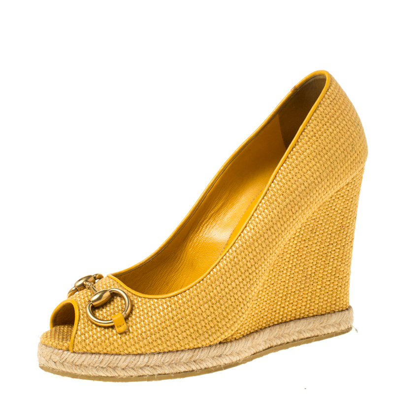 

Gucci Mustard Raffia Charlotte Horsebit Peep Toe Wedge Pumps Size, Yellow