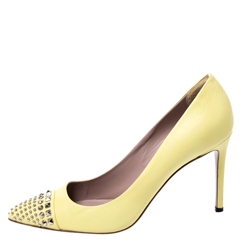 

Gucci Yellow Leather Studded Pointed Toe Pumps Size