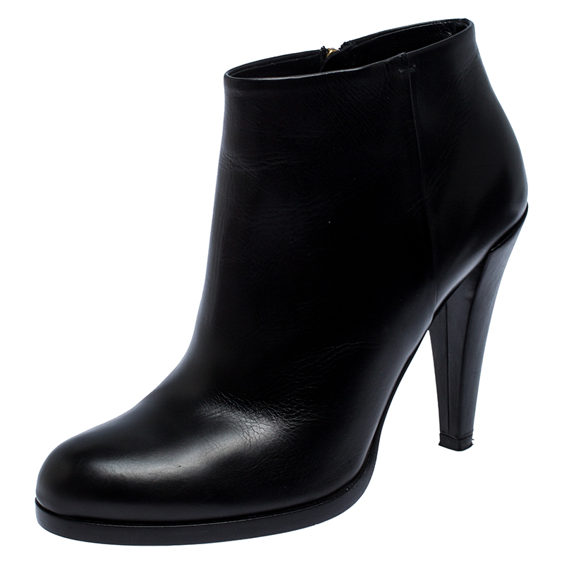 

Gucci Black Leather Ankle Booties Size