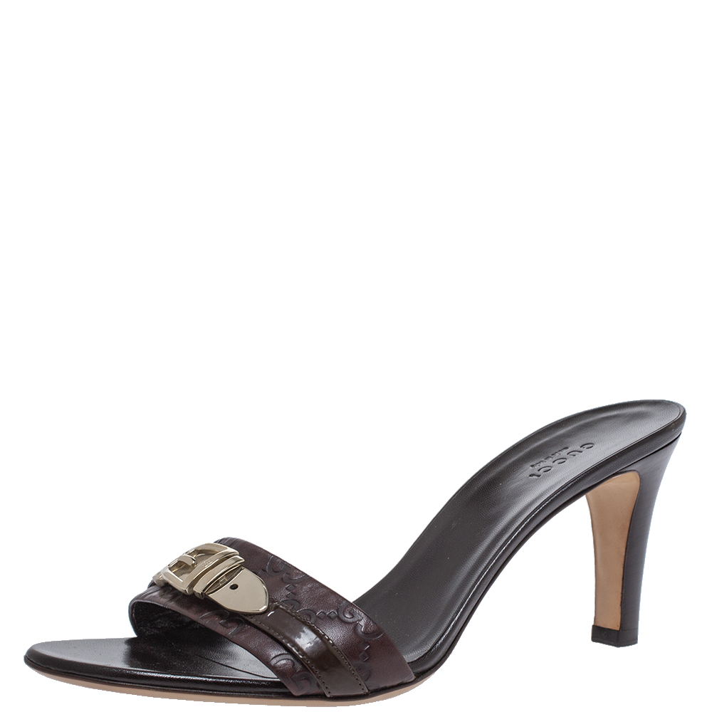 مملوكة مسبقًا صندل سلايد غوتشي تفاصيل إبزيم كافاس جي جي أبيض مقاس 38