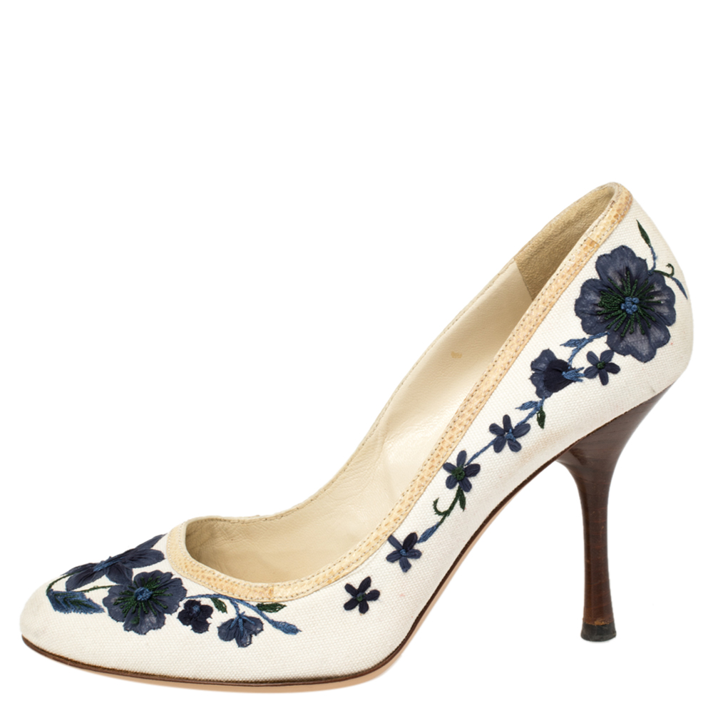 

Gucci White Canvas Floral Embroidered Pumps Size