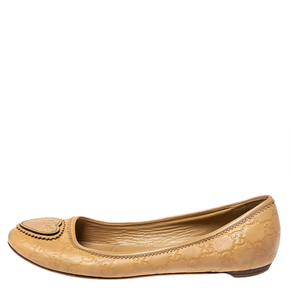 

Gucci Beige GG Embossed Leather Crest Ballet Flats Size