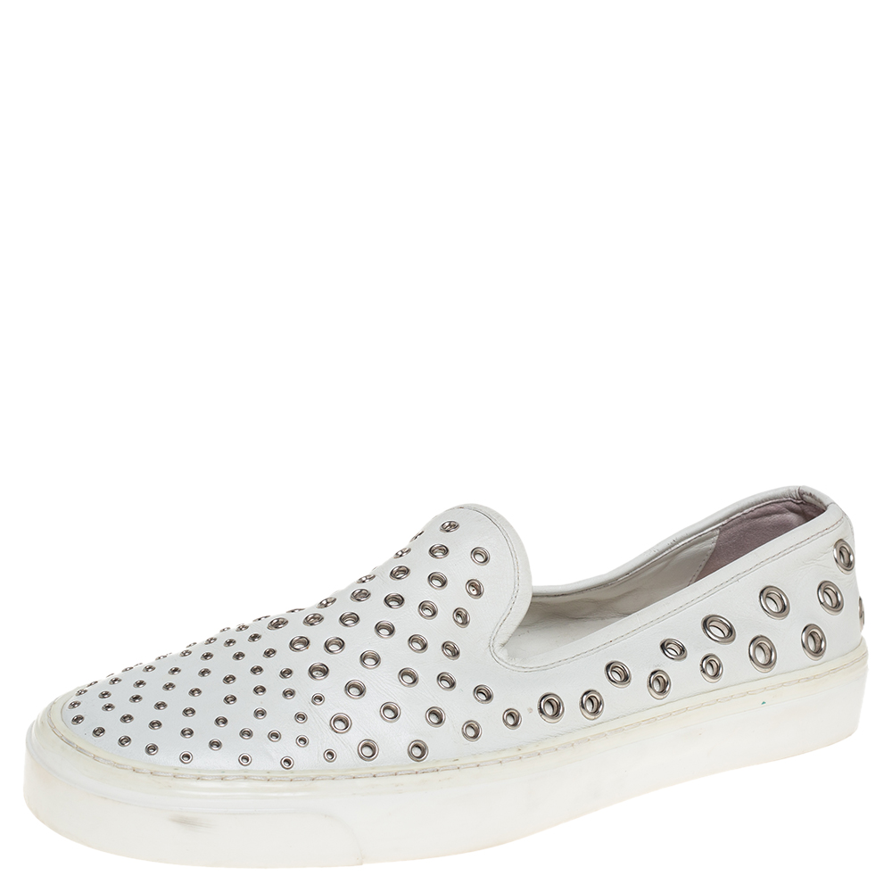 These Gucci slip on sneakers may just be your ideal everyday shoes. You can just slip them on and be sure that you will be comfortable. They feature eyelet embellishments on the exterior and are finished with rubber soles.