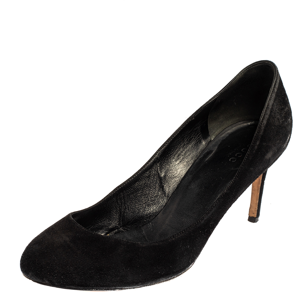 These classic Gucci pumps make for both formal and informal events. Crafted in black suede the pumps feature leather insoles 8 cm heels and gold tone logo detailing at the back. Pair these lovely pumps with your favorite outfit for a high style