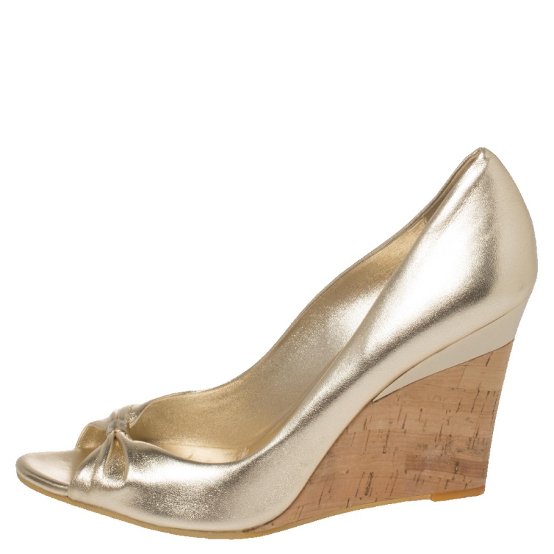 

Gucci Metallic Gold Leather Wedge Pumps Size