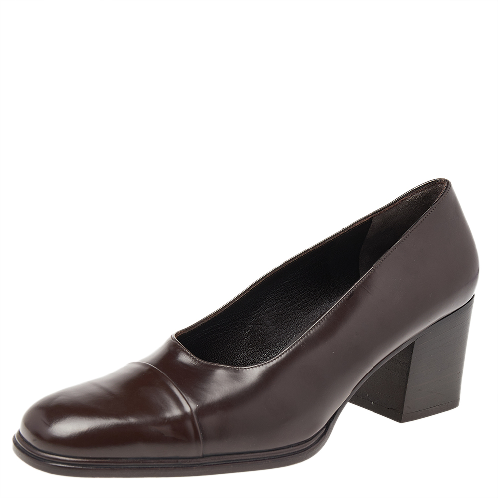 Guccis timeless aesthetic and stellar craftsmanship in shoemaking is evident in these pumps. Crafted from leather it features a dark brown shade a timeless appeal and are raised on block heels. These pumps are ideal for formal settings as well as chic casual outings.