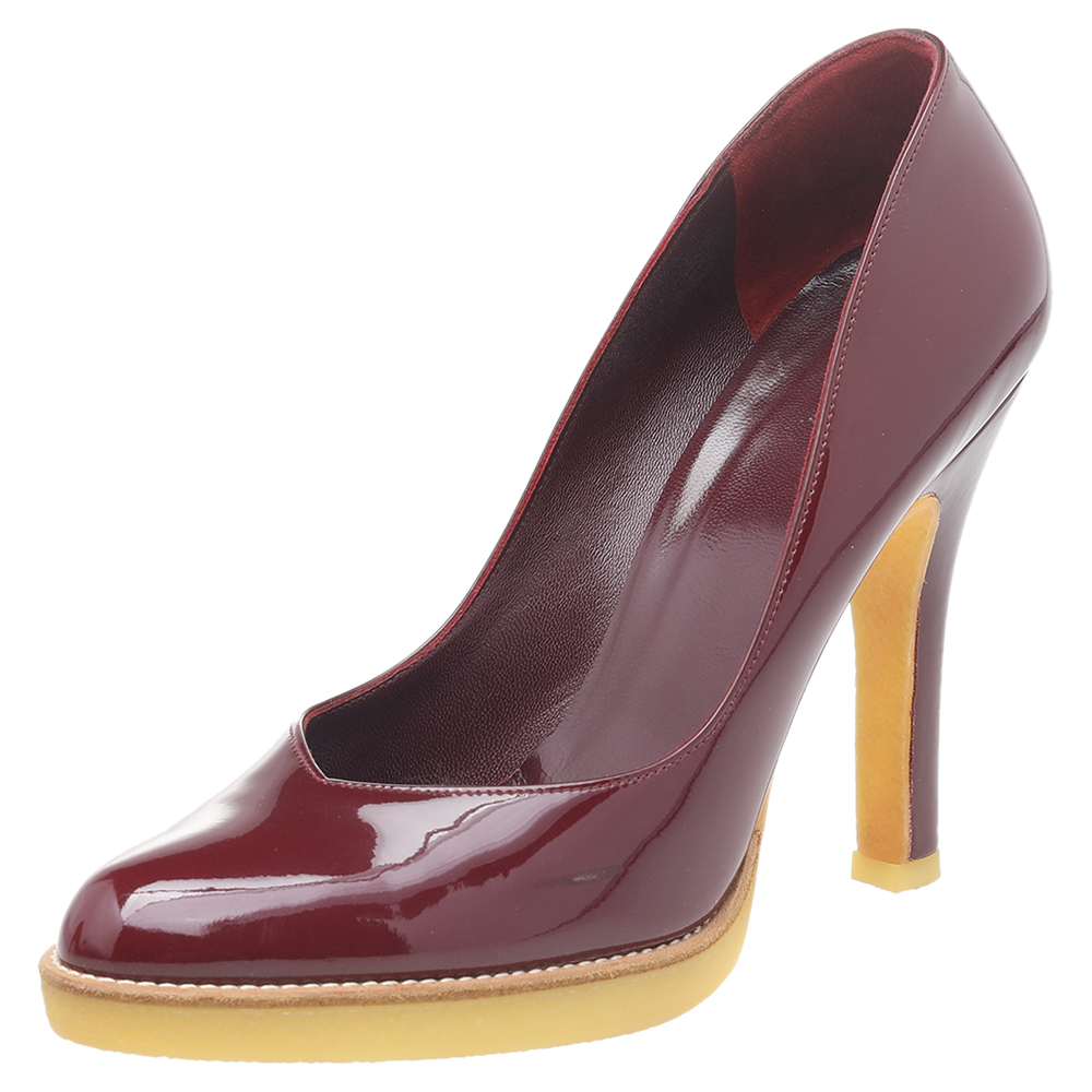 There are some shoes that stand the test of time and fashion cycles these timeless Gucci pumps are the one. Crafted from patent leather in a burgundy shade they are designed with sleek cuts round toes and sturdy heels.