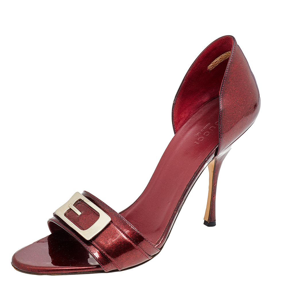 Every shoe collection needs a pair of pumps as enchanting as this one. These Gucci beauties have been created from patent leather and styled in Dorsay style with buckles and 11.5 cm heels. The pumps are complete with open toes and comfortable insoles.
