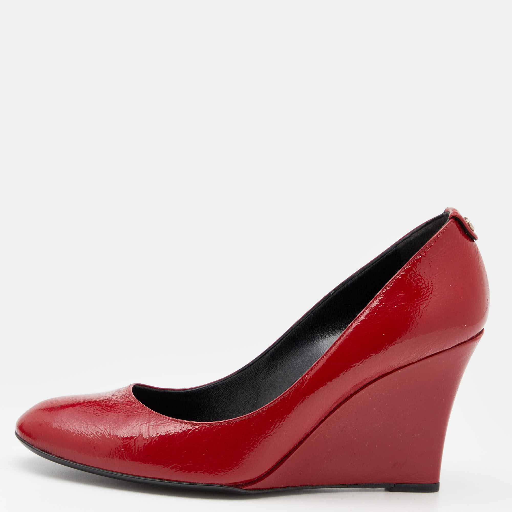 There are some shoes that stand the test of time and fashion cycles these timeless Gucci pumps are the ones. Crafted from patent leather in a versatile red shade they are designed with sleek cuts round toes and wedge heels.