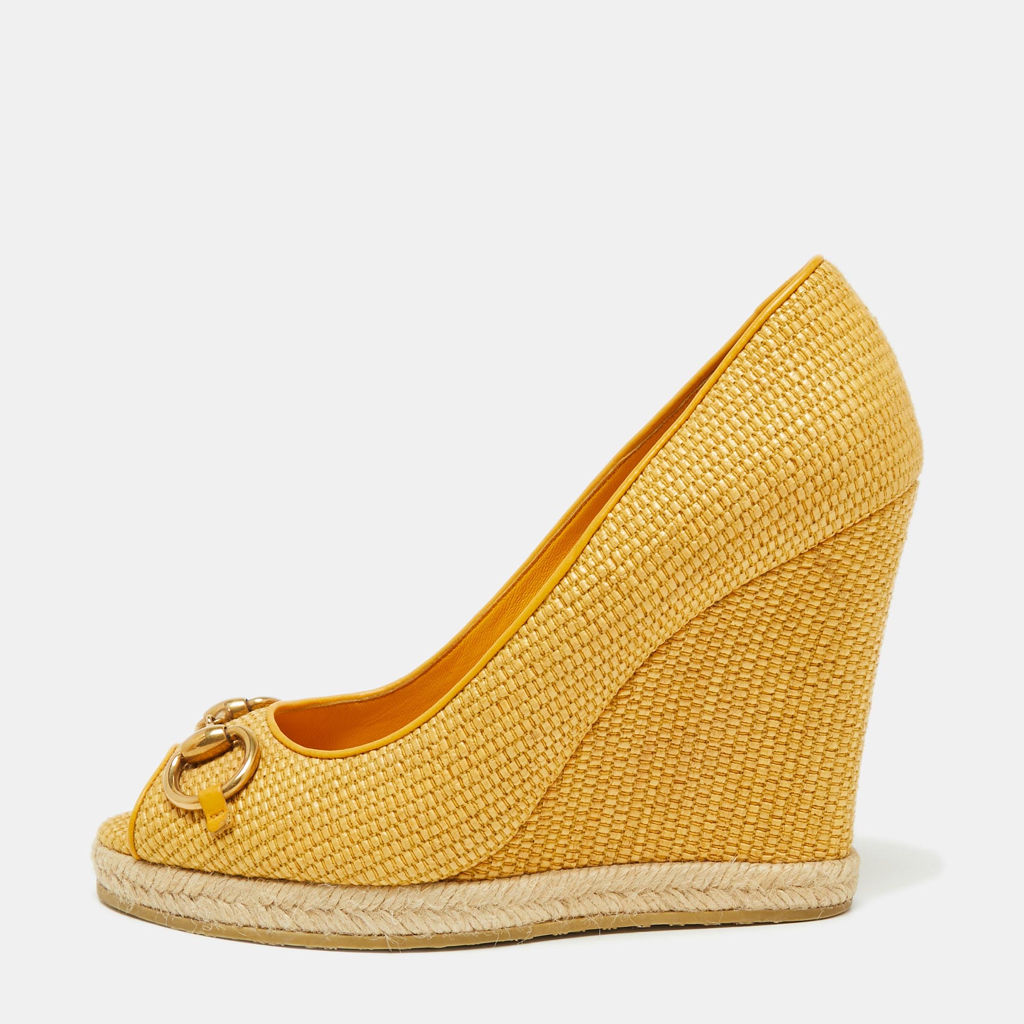 

Gucci Mustard Raffia Charlotte Horsebit Peep Toe Wedge Pumps Size, Yellow