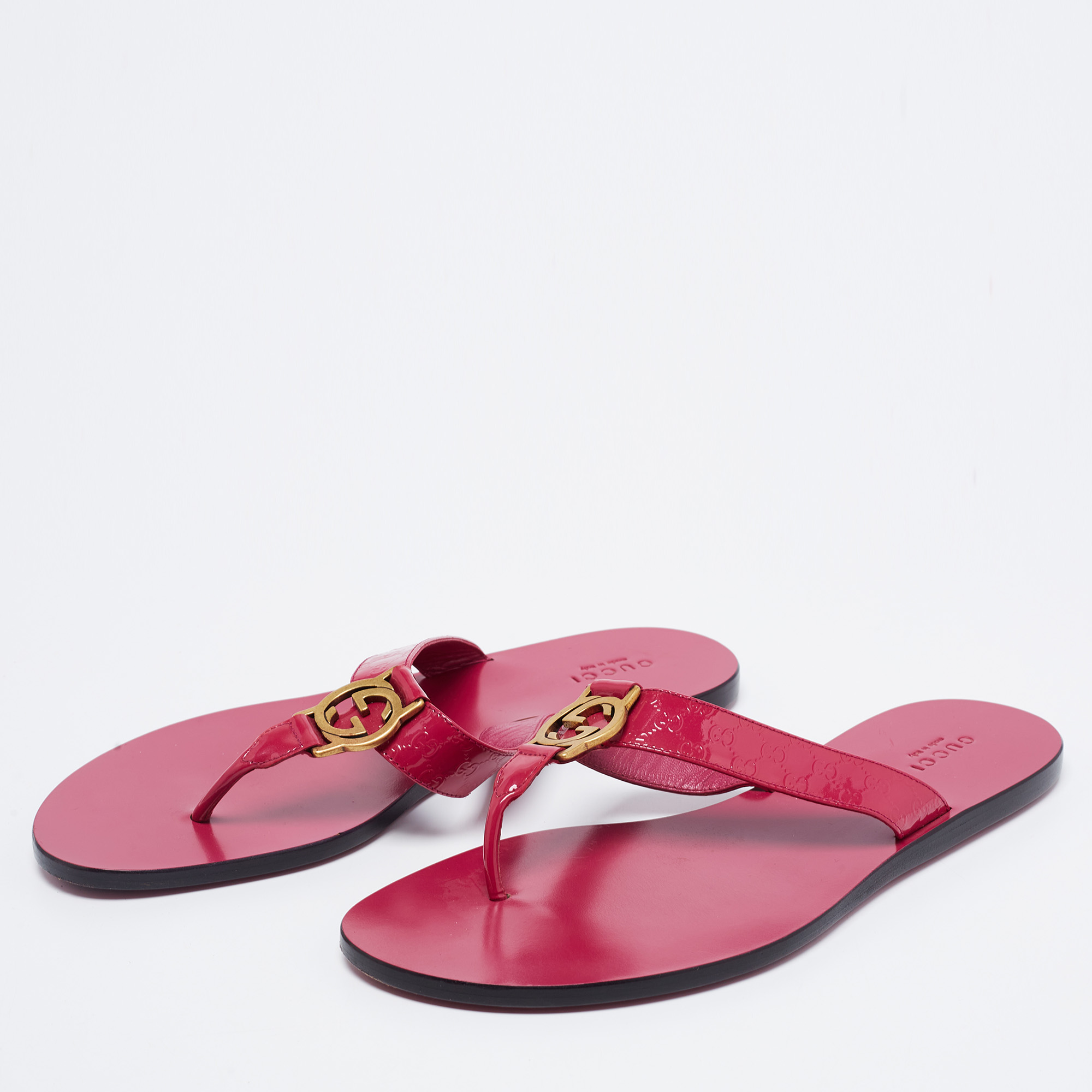 

Gucci Fuchsia Microguccissima Patent Leather Interlocking GG Logo Thong Flat Sandals Size, Pink