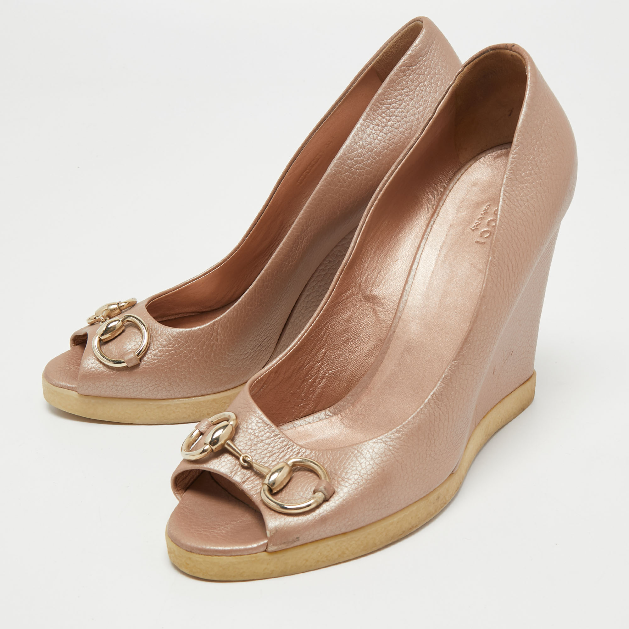 

Gucci Metallic Beige Leather Horsebit Peep Toe Wedge Pumps Size