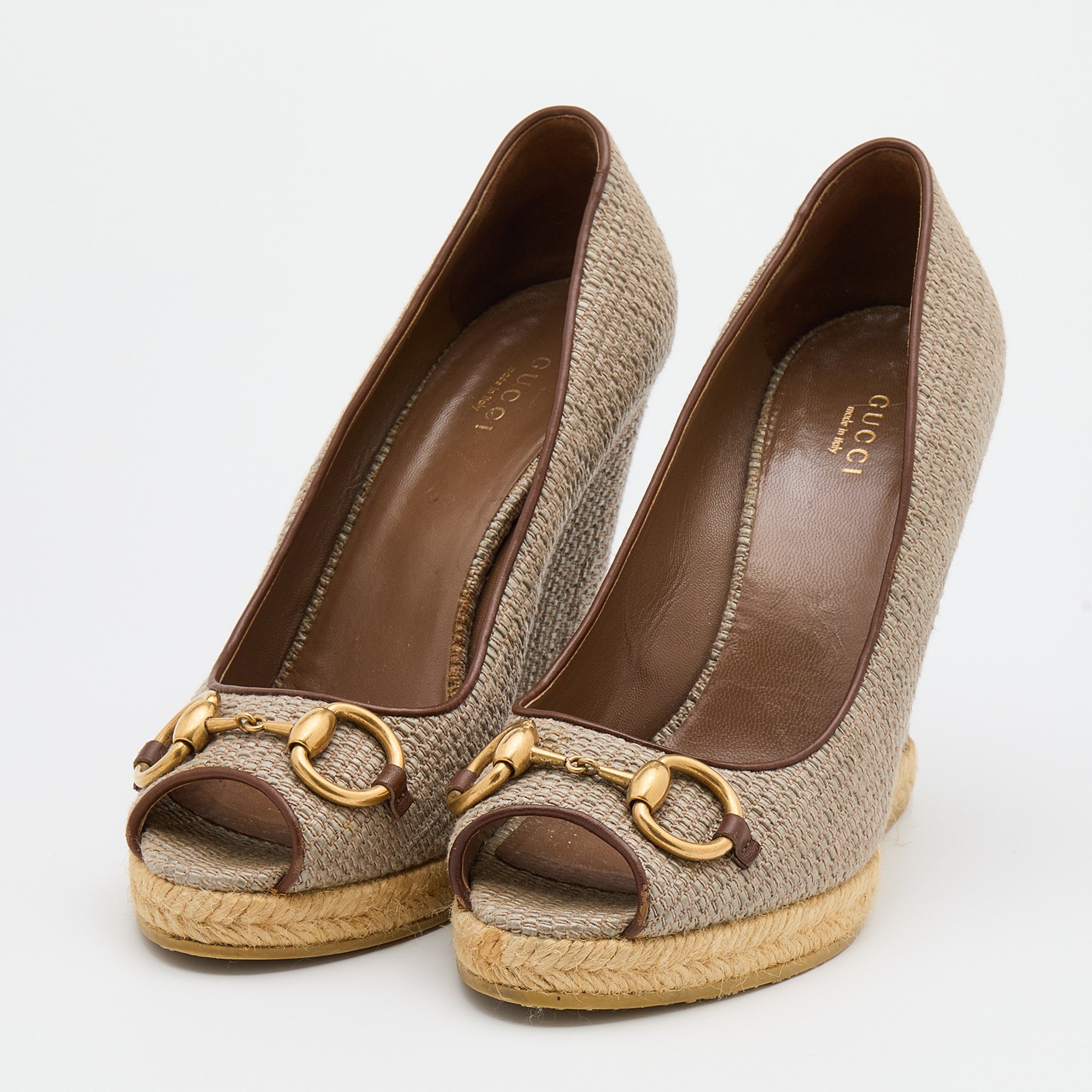 

Gucci Grey/Brown Woven Raffia and Leather Charlotte Horsebit Wedge Pumps Size