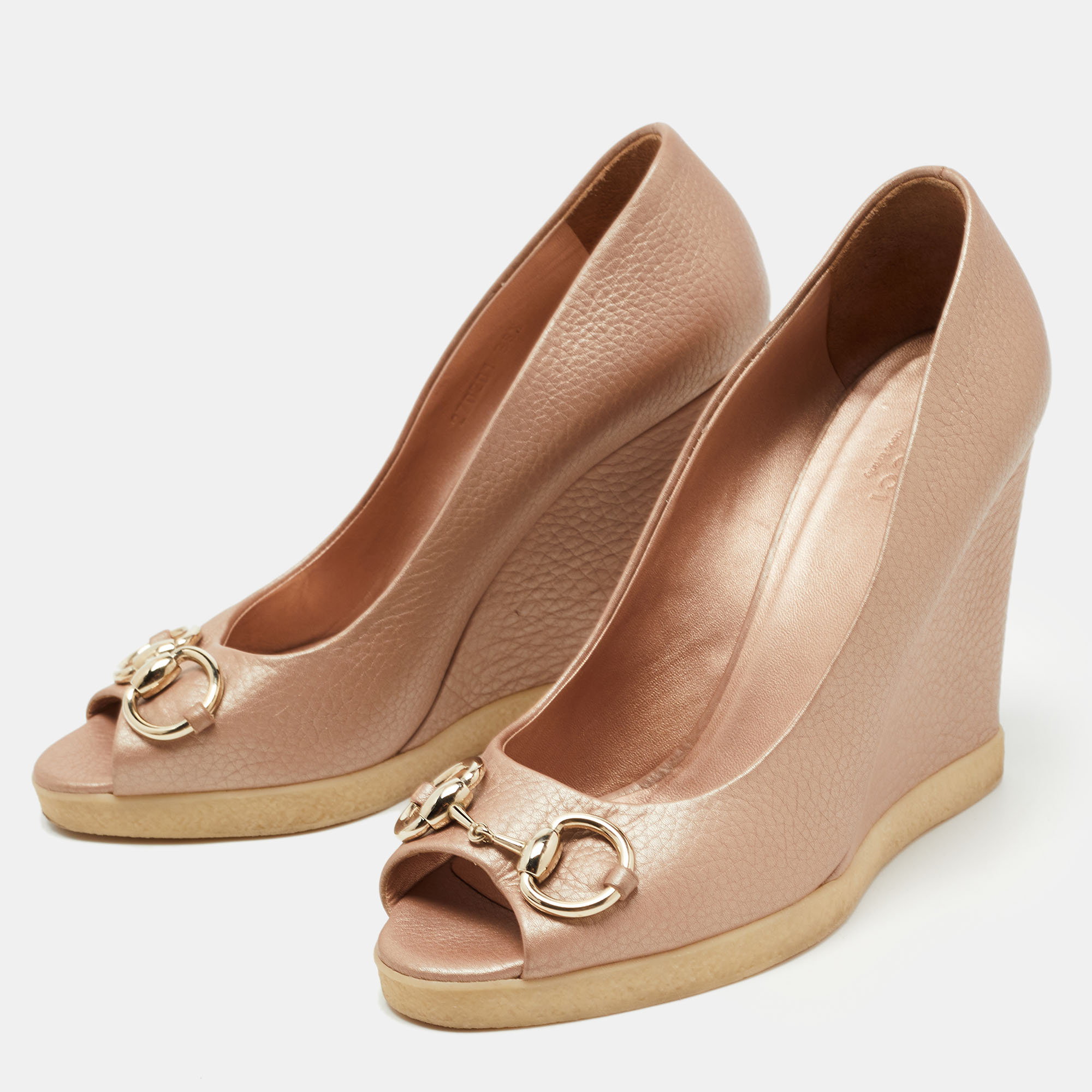 

Gucci Metallic Pink Leather Horsebit Peep Toe Wedge Pumps Size