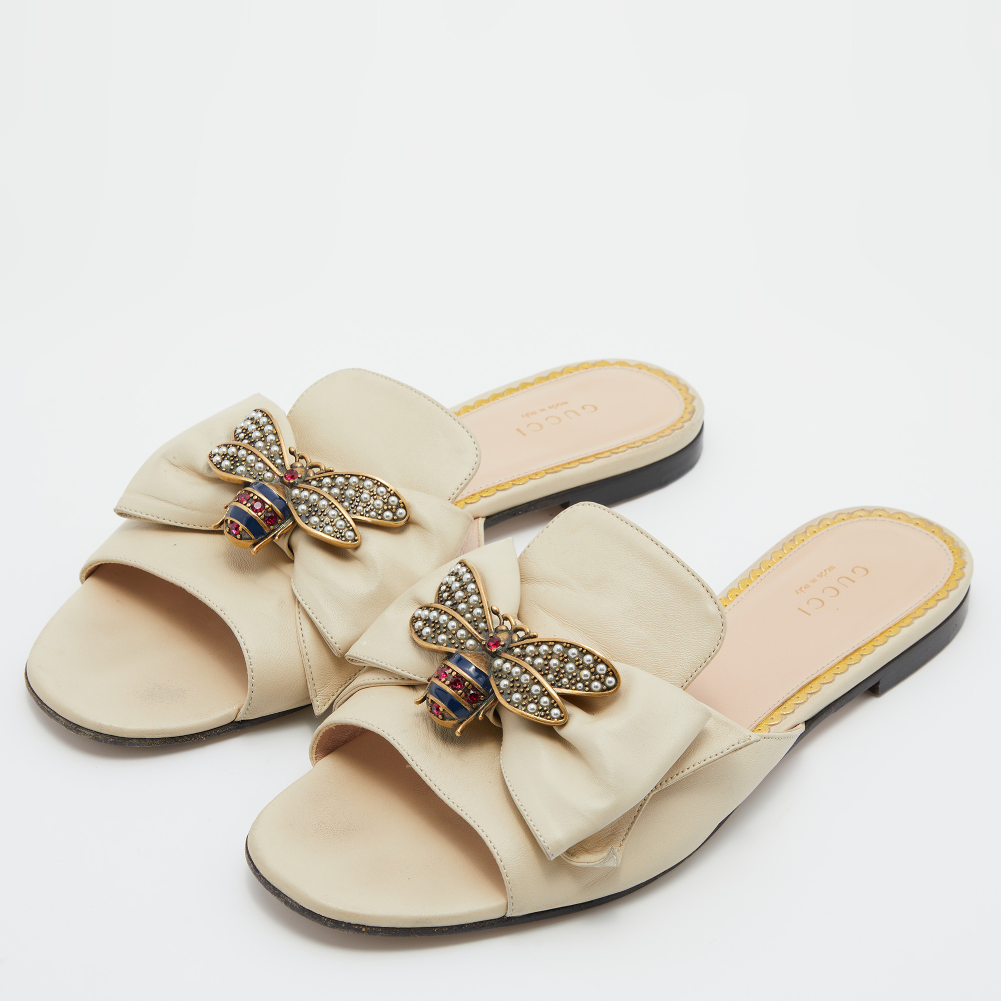 

Gucci Cream Leather Bee Embellished Bow Accents Flat Slides Size