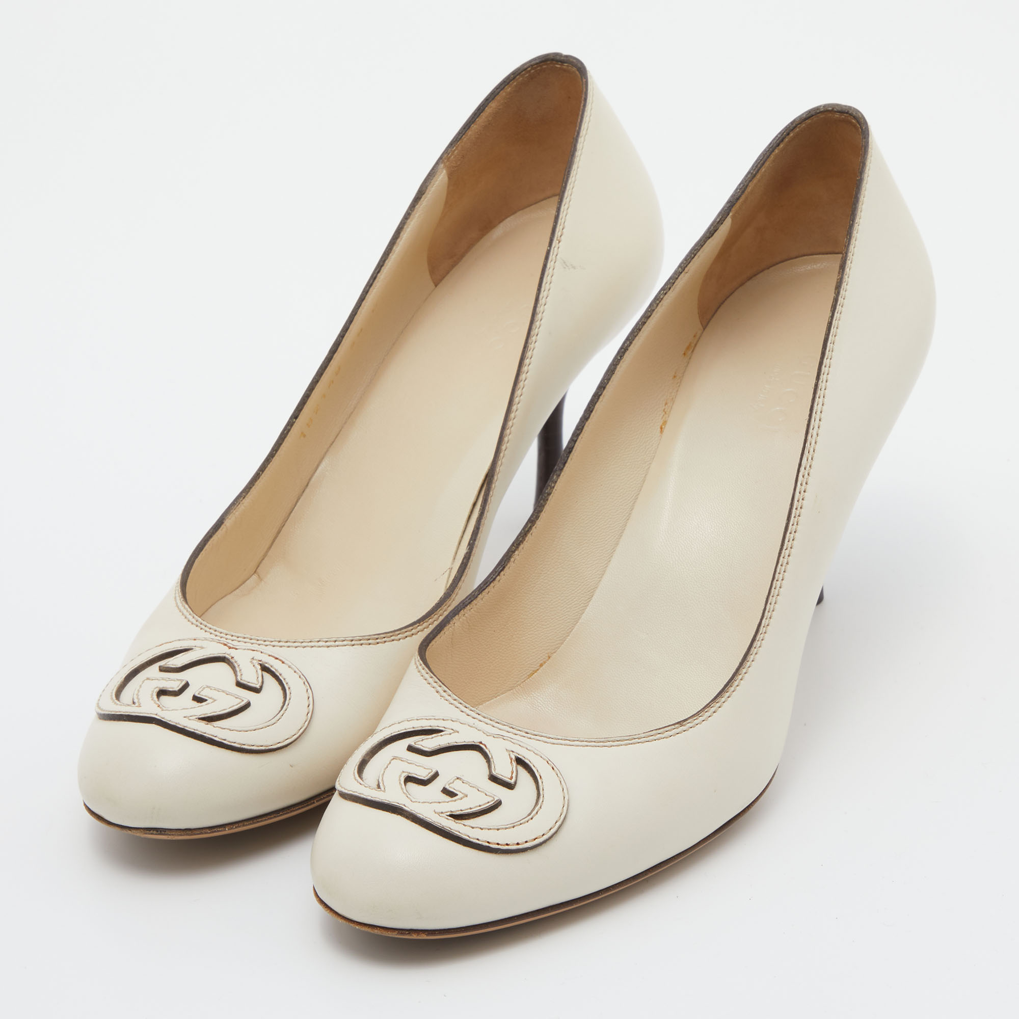 

Gucci Off White Leather Interlocking G Patch Pumps Size