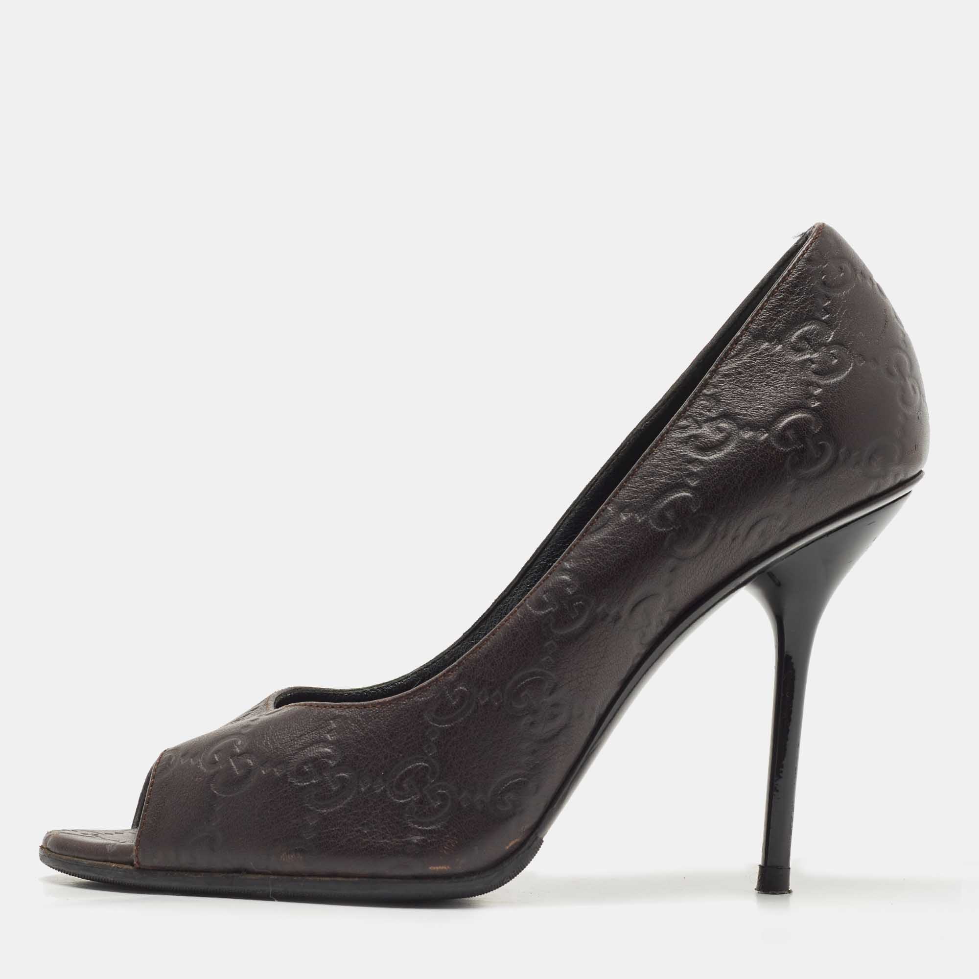 Look chic and make an elegant style statement in this pair of Guccissima leather pumps. These elegant Gucci pumps are your favorite go to option for any special occasion. The plush design of these classic black pumps including peep toes and high heels will lend a stylish touch to your look.