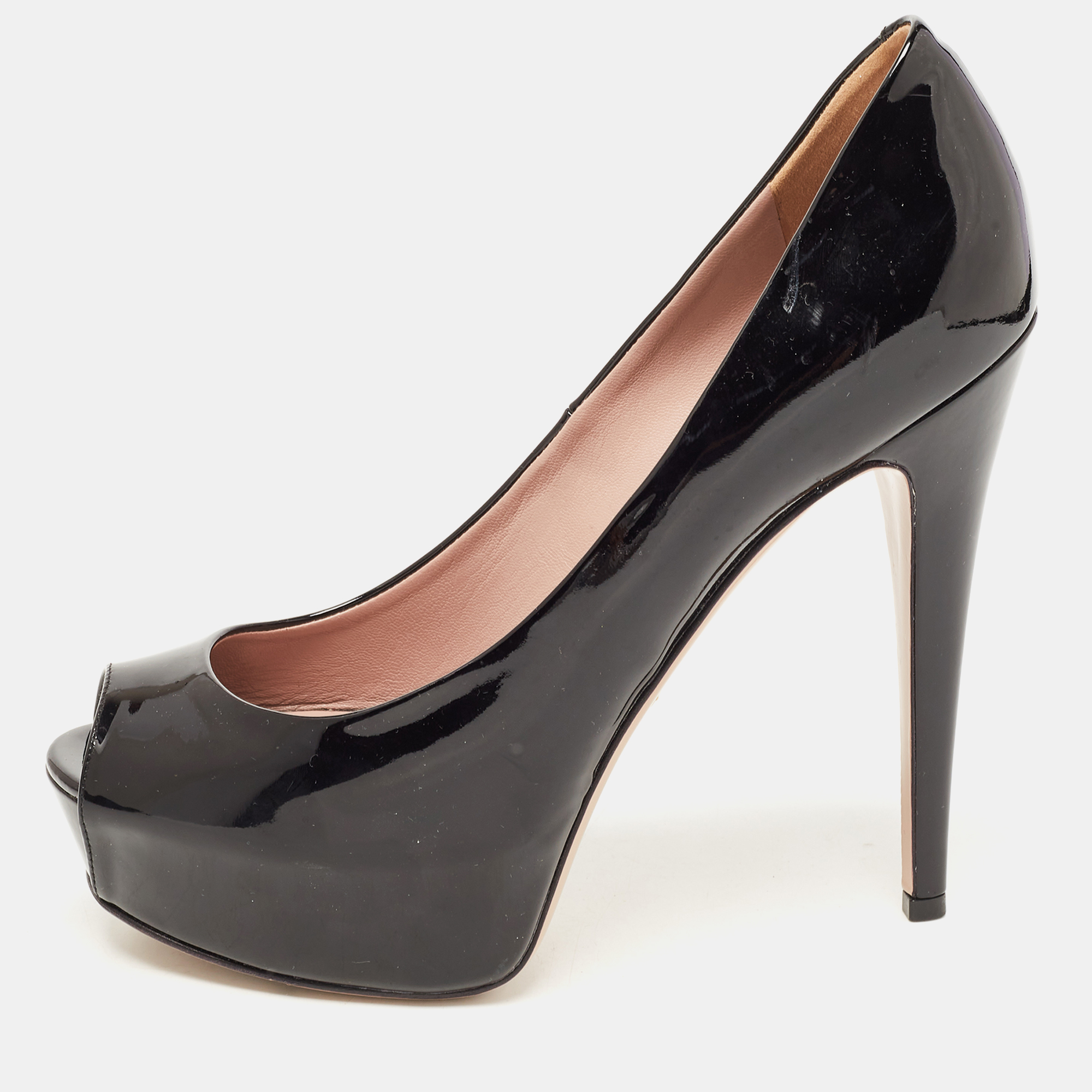 Get an elegant look with these black pumps by Gucci. Beautifully designed they flaunt peep toes platform 14 cm heels. Strike the right pose by assembling the pair with a dress or jumpsuit.
